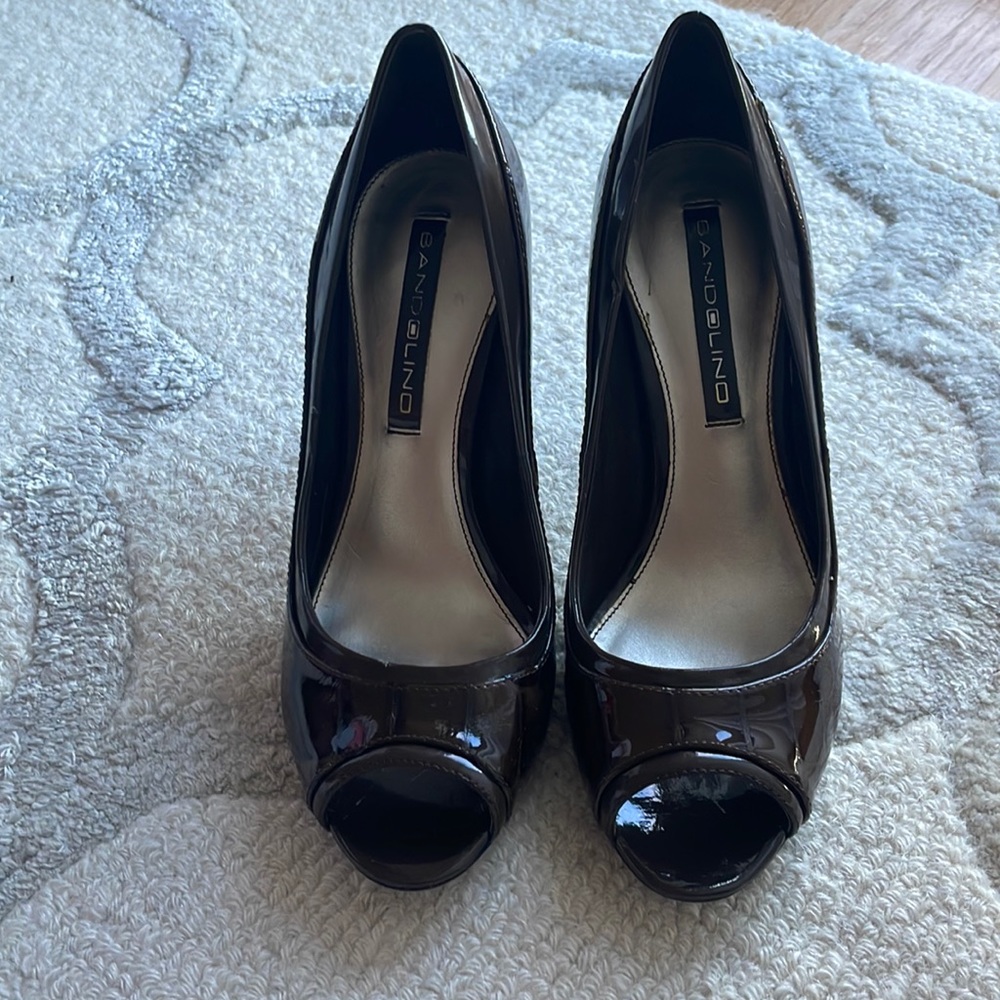 Brand new!  Bandolino Brown Patent heel -size 6